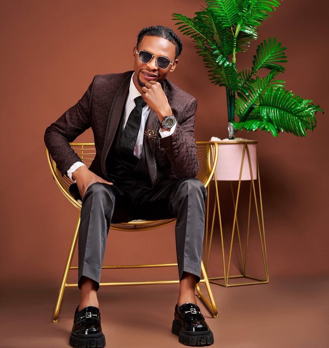 legitngnews's tweet photo. “I pray, using myself and everyone as a point of contact; for God to heal the world of unending problems facing humanity.” IGodye
Comedian, Igodye says a quick prayer as he turns a year older today!
May God bless his new age🙏❤️
📸: @igodye_
#legitng #igodye #happybirthday https://t.co/jGMrDmcQ5x