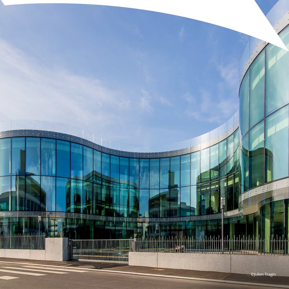 guardianglasseu's tweet photo. The Matmut Insurance headquarters was designed to prioritise #sustainability. This #energyefficient office building features a combination of #SunGuard® and #ClimaGuard® #glass to provide high light transmission and thermal performance. 👉 https://t.co/0wZxJShSZr https://t.co/QQeh9vcmHa