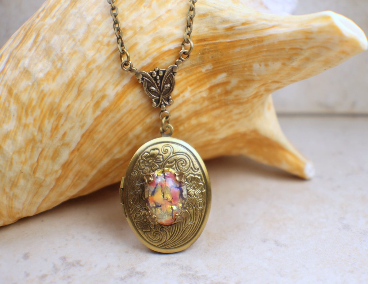 charsfavorite's tweet photo. Red and Gold Harlequin Locket, Small Photo Locket, Photo Locket Necklace, Picture Locket, Keepsake Photo Locket, Wedding Photo Locket https://t.co/v2VSvhE8tG #Etsy #Charsfavoritethings #LocketJewelry https://t.co/0J4Ed5V3D2