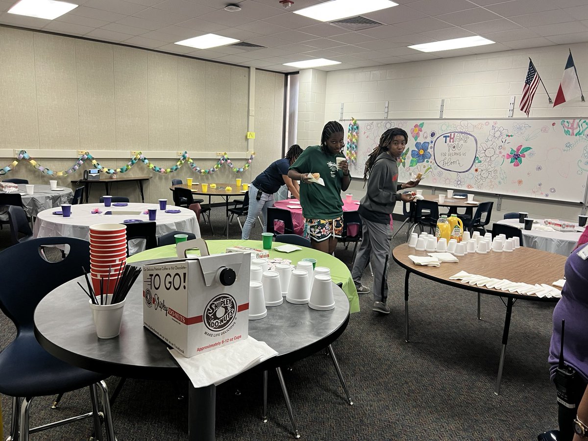 MrsSterns's tweet photo. Happy AP appreciation week from our amazing secretaries, counselors, and staff! 🍎 https://t.co/tQbGtyLaHP
