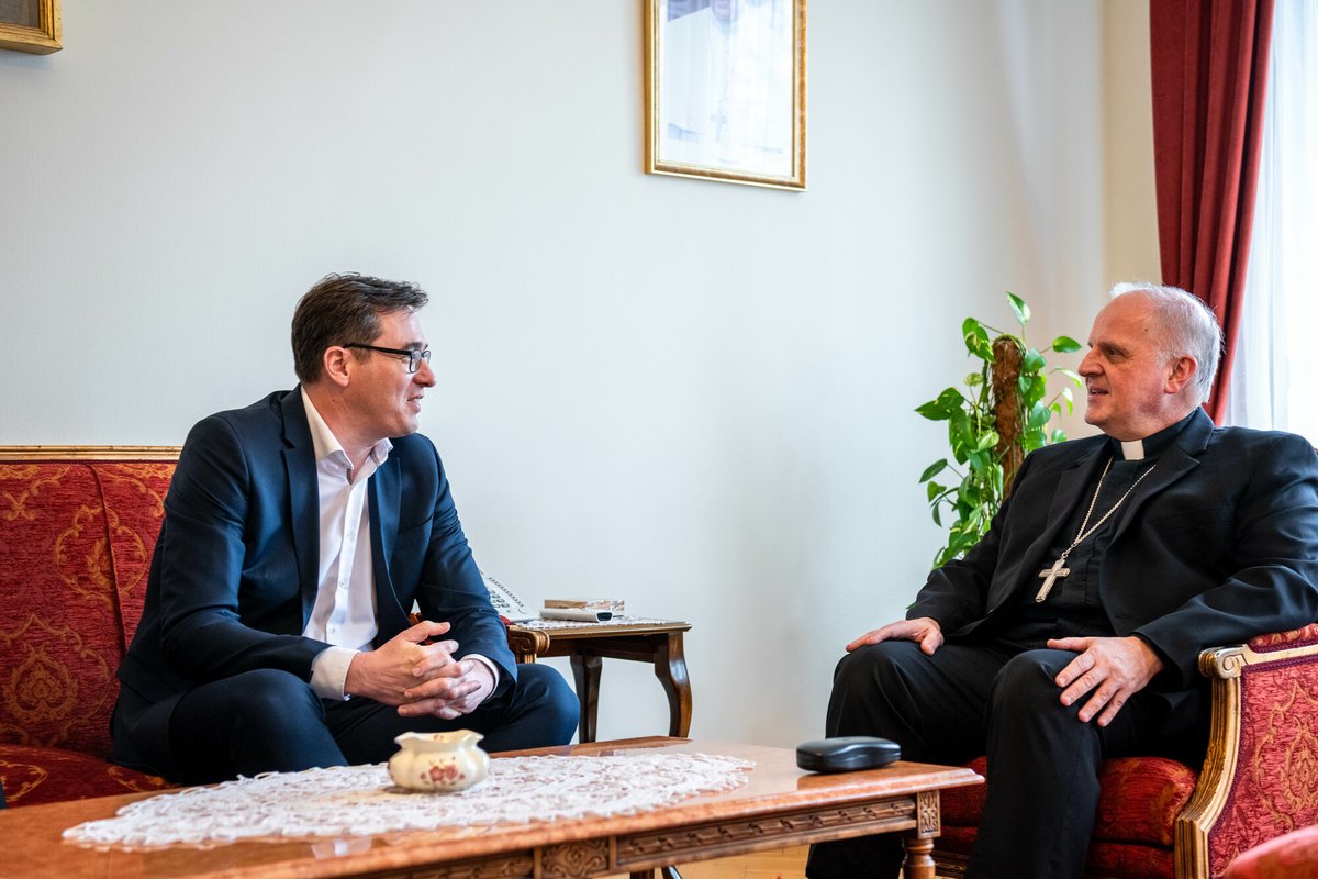 I met with Apostolic Nuncio Michael Wallace Banach and shared w/ him how great an honour it is for #Budapest that @Pontifex will soon be coming to our city as part of his #ApostolicJourney. In times of crisis, it is essential to draw strength and courage from such visits. 🇻🇦🇭🇺