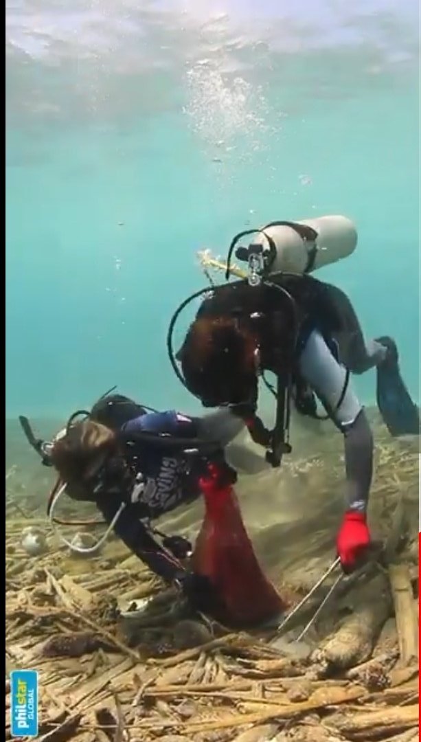 itsmeAiVee_2's tweet photo. Sumisid sa Anilao, Batangas para mamulot ng basura. 🌊
https://t.co/JJcrHR6qbK
#CTSavingOurSeas
#ALDENRichards
🎥Philstar News https://t.co/z4RjDgmvYz