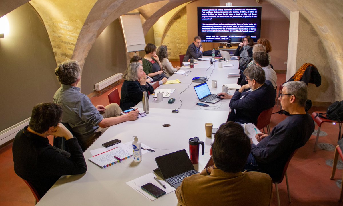 IEAdeParis's tweet photo. Ce matin, Andrea Daher #IEAfellow présente sa #recherche sur la trajectoire de certains intellectuels aveugles des XIXe -XXe siècles dans des circonstances où l’oralité gouverne la constitution de leurs habitus lettrés, en discussion avec Etienne Anheim
🎬https://t.co/xWku96B3K3 https://t.co/KTWqwpJNk4