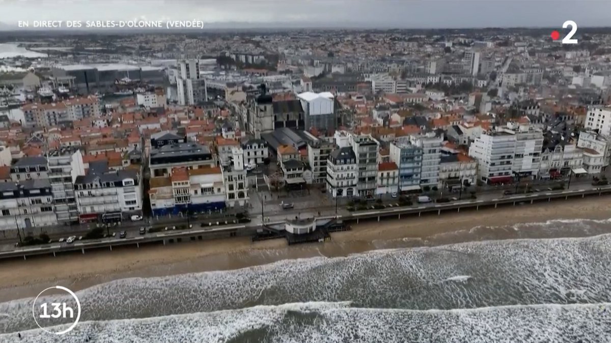 PhonicLips's tweet photo. ✅ Diffuser des images aériennes en direct devant 2,37 millions de téléspectateurs.

Le vendredi 17 mars, @France2tv diffusait le JT de 13h en direct depuis Les Sables. On a capté les images aériennes diffusées en live pendant ce journal délocalisé.

👉 https://t.co/9pdCYDR7AX https://t.co/u1A44PrCqJ