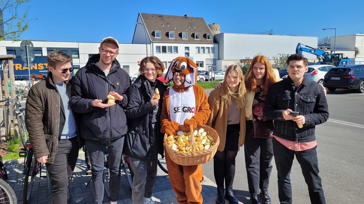 Haben ein GRUPPENFOTO mit dem ECHTEN Segro Osterhasen!!! Jesus hätte es so gewollt. <a href="/caroworbs/">Carolin Worbs</a> <a href="/lehatoris/">leah sartoris</a> <a href="/knuddelzde/">Toni Stille</a> <a href="/aaachenerweiher/">Max Globus (he/him) @aachenerweiher@bsky.social</a> <a href="/dertristan1/">Tristan Herold</a> 🐰🥚