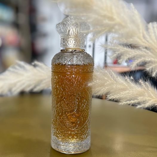 rosinaperfumery's tweet photo. 📷
For the fragrance wearer who wishes to conceal rather than reveal, Oriental Enigma is a fragrance with hidden depth and soul.
Top notes: Hibiscus, Hazelnut, Date, Tonka Bean,
Heart notes: Everlasting, Orris, Rum, Saffron,
Base : Cedarwood, Vanilla
#alexandrej #rosinaperfumery https://t.co/j8Wox8pdf5