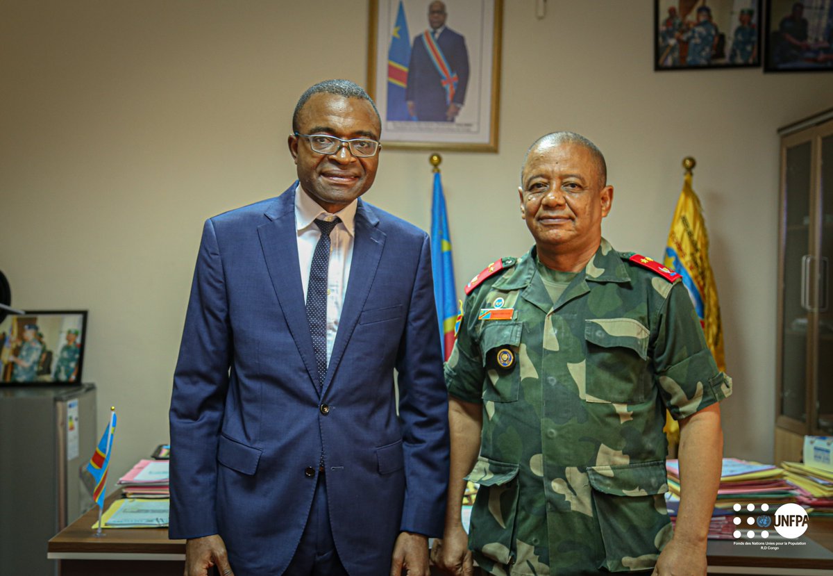 UNFPARDC's tweet photo. AUDIENCE DU REPRÉSENTANT DE #𝐔𝐍𝐅𝐏𝐀
Réunion de prise de contact entre Dr. @eugene_kongnyuy & le Général NSINGA BUNGIENA Jean-Claude, Commandant du Corps de Santé Militaire pour échanger sur l'appui de #UNFPA au Programme Militaire de la Santé de la Reproduction (#PMSR) https://t.co/LvrQTLQMNR