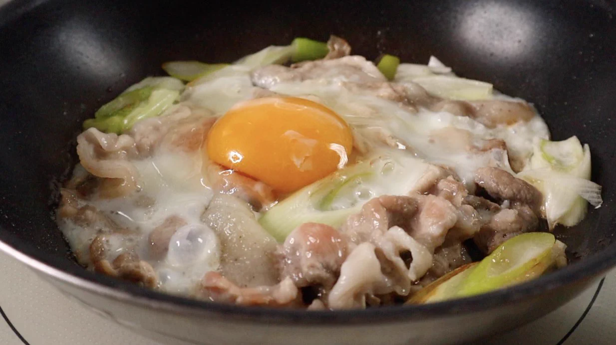 材料費わずか125円！？たった7分で出来る『魅惑の節約すき焼き丼』