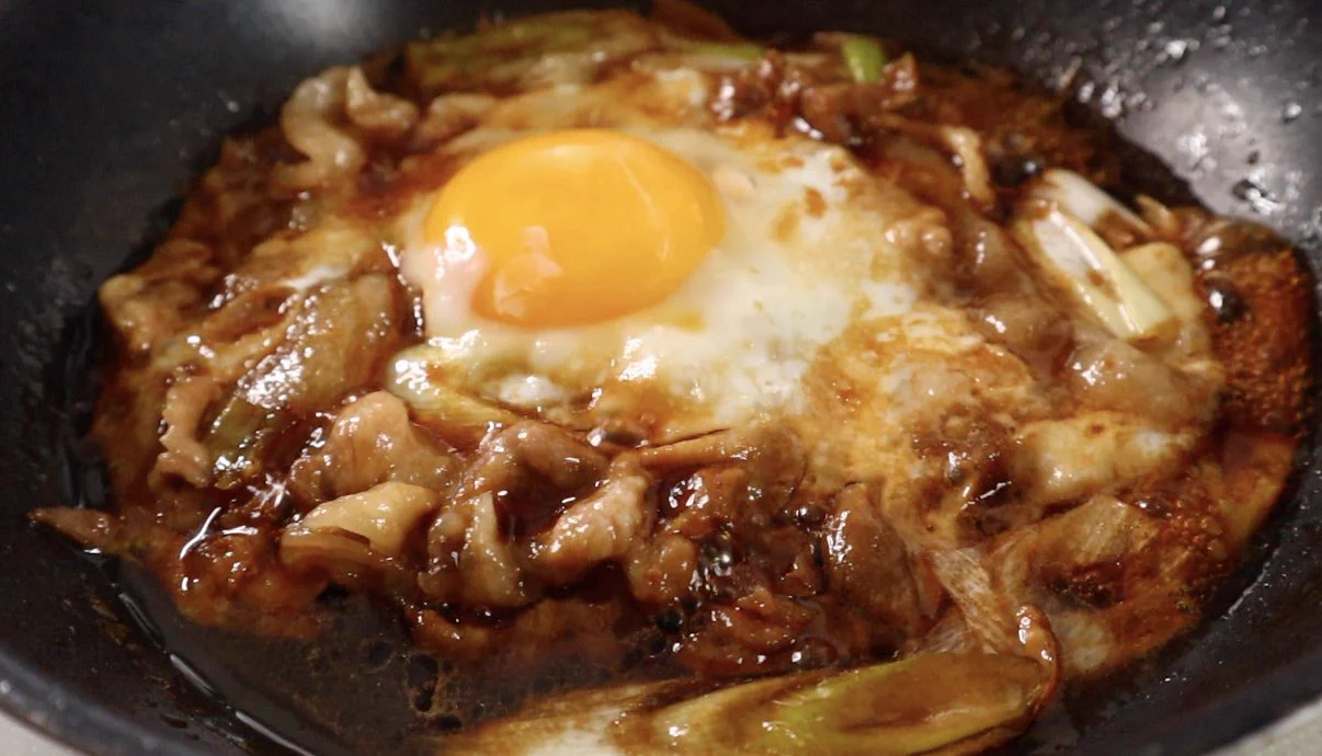 材料費わずか125円！？たった7分で出来る『魅惑の節約すき焼き丼』