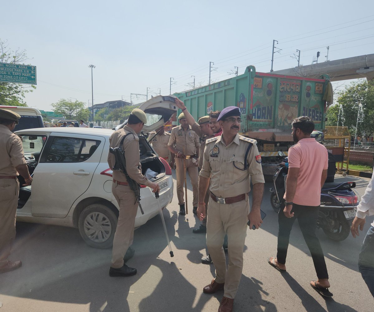 ग्रेटर नोएडा: एसीपी 1 ग्रेटर नोएडा ने अवैध अतिक्रमण व संदिग्ध वाहनों के खिलाफ चलाया अभियान, भारी पुलिस के साथ ऐच्छर गांव से हटाया अतिक्रमण, ऐच्छर व परी चौक पर संदिग्ध वाहनों के खिलाफ अभियान चला की गई कार्यवाही। <a href="/noidapolice/">POLICE COMMISSIONERATE GAUTAM BUDDH NAGAR</a> <a href="/CP_Noida/">CP Noida</a>
