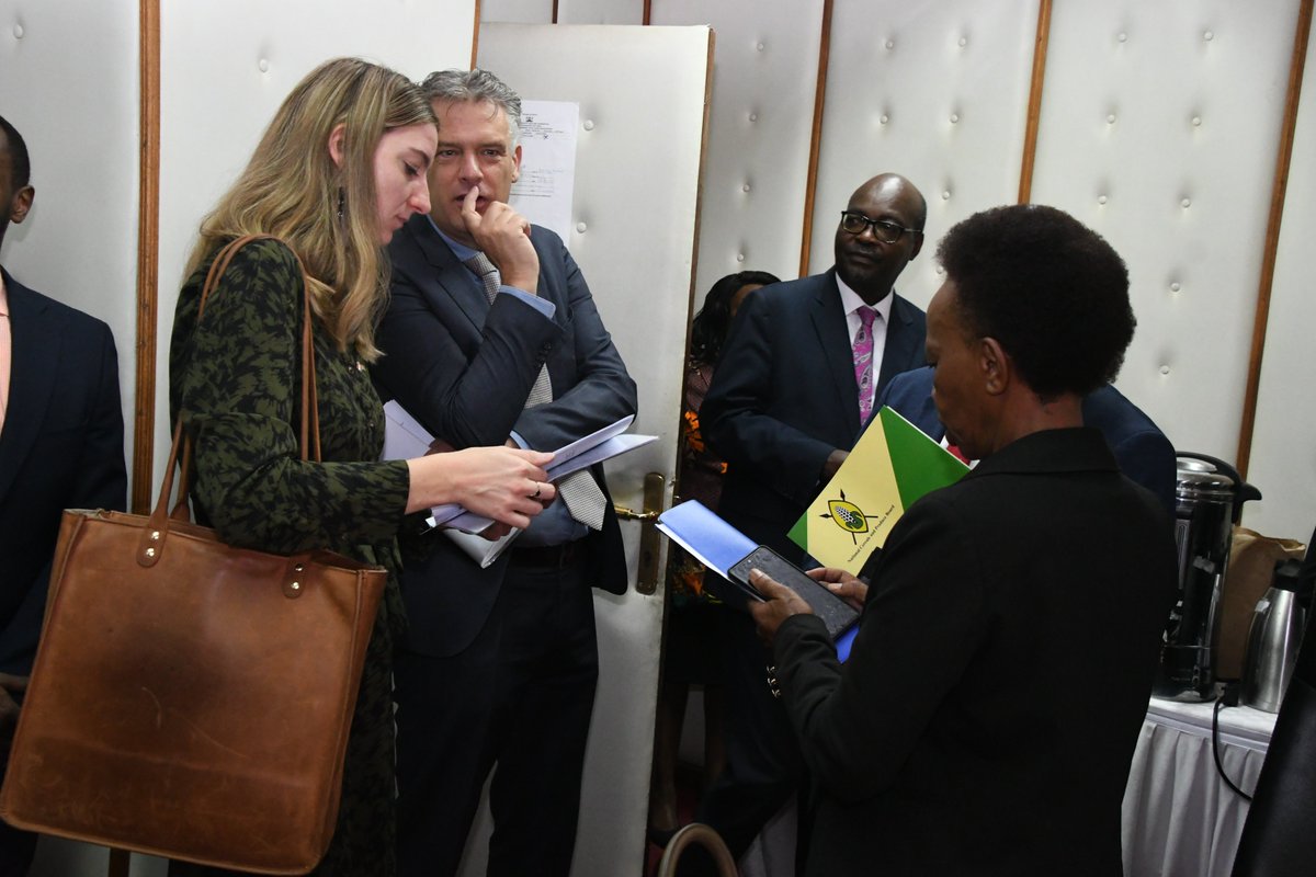 Trade_Kenya's tweet photo. PS @AlfredKOmbudo noted that the receipt reflects the quantity &amp; quality of the commodity deposited at a certified warehouse and is transferable and negotiable hence can be used as collateral to secure credit for the farmers or cooperatives and traders. 4/5
@NCPB_KE 
@WRSCKenya https://t.co/AKbFJEZe4W