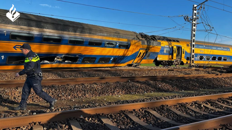 POL_DenHaag's tweet photo. Vanmorgen kregen wij de melding van het vreselijke #treinongeluk in #Voorschoten. Ons medeleven gaat uit naar de slachtoffers en hun familie. Voor alle actuele informatie verwijzen wij o.a. naar de berichtgeving van @VRHM en online blog https://t.co/IwTXnFtpFM @pol_lnd_eenheid https://t.co/KUxvxAMdks