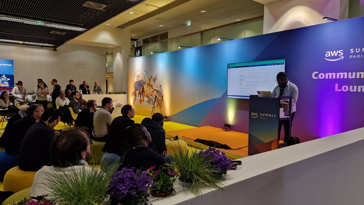 FlolightC's tweet image. 🌤 Awesome session by @danylaws about AWS App Runner at the community lounge #AWSSummitParis #AWSSummit2023