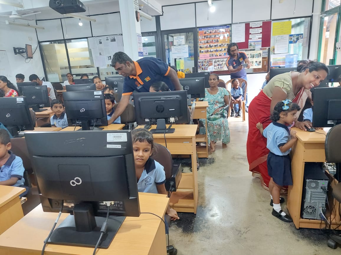 FOGoodness's tweet image. Tech-savvy toddlers alert! 

Our Lahiru Pre-school kids at OYOB Centre of Excellence are loving their MS Paint lessons! 35 preschool kids recently participated in a computer lesson on MS Paint, accompanied by their parents.
 
#FoGoodness #ComputerLessons #PreschoolEducation