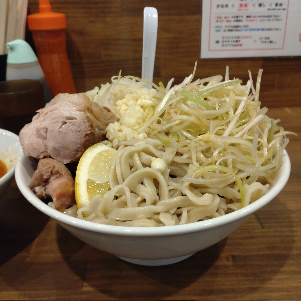 YOSHIYU37091239's tweet photo. 男気らーめん アカギ
辛つけめん
麺増し

初めて食べるアカギのつけめん。冷水で〆られ風味、食感が増した麺。辛いラーメン同様辛さより香りの立った濃厚な旨味つけ汁。麺丼のボリュームを見て、これはヤバいと思ったけど美味しすぎてお腹いっぱいだけど完食です！ https://t.co/rtAv0puxcs