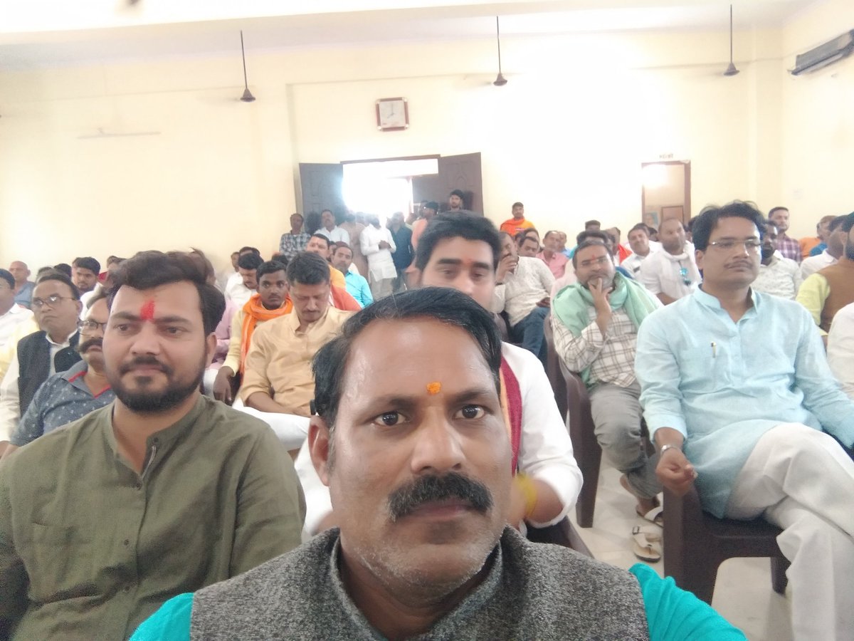 क्षेत्रीय अध्यक्ष माननीय सहजानन्द जी का स्वागत करते हुए जिलाध्यक्ष श्री अन्तर्यामी जी सदर विधायक शलभ मणि जी,बरहज विधायक दीपक मिश्रा जी,रामपुर कारखाना विधायक सुरेंद्र चौरसिया जी,जिला पंचायत अध्यक्ष गिरीशचन्द्र तिवारी जी,राज्य मंत्री विजय लक्ष्मी जी <a href="/singhantaryami/">Antaryami Singh</a>