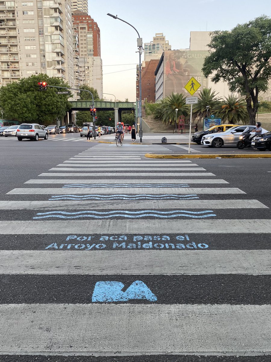 Martineteiro's tweet photo. Este es un ejemplo de cómo en Buenos Aires, señalan el paso soterrado del Arroyo Maldonado. Gracias por esta nueva seña de identidad en @ConcelloCoruna rememorando el paso del río Monelos #recuperandorios #riosconvida #monriver @CorunaSostible https://t.co/uuyrChFp4M