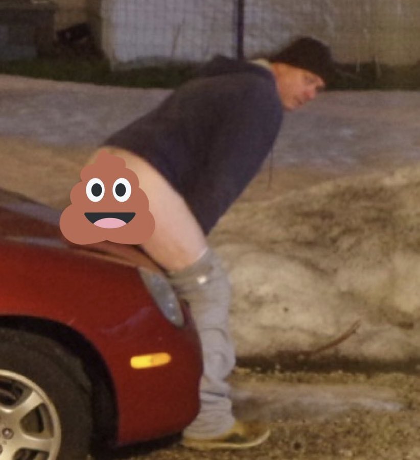 Lencyclopediste's tweet photo. Depuis 2012, les habitants d'Akron, une petite ville de l'Ohio, se disent terrorisés par un mystérieux « chieur en série » qui défèque sur les voitures et même sur les jouets des enfants dans le jardin. 
Il aurait fait ses besoins sur au moins 19 voitures garées dans des allées du quartier.