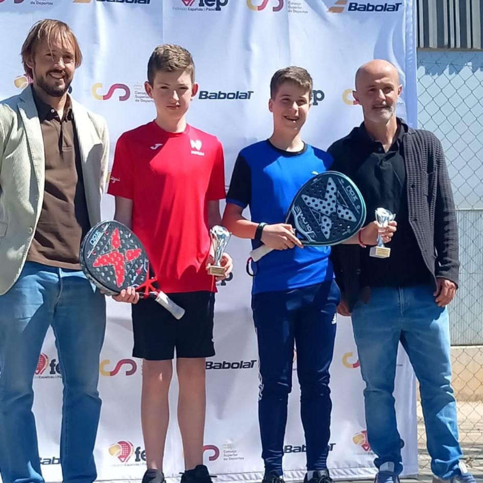 FNPadel's tweet photo. ¡Menudo torneo! 🙌
🏆 #TyC2 Circuito Nacional Menores @babolatpadel - @padelfederacion 🏆
Navarra sella una participación de altísimo nivel en @padelbcn_elprat con tres títulos y un subcampeonato.
⚔️ 3 plazas aseguradas para el #TyCPremium2 (León).
🔗 https://t.co/auIbLcrvmD https://t.co/j8tkOtbAJE