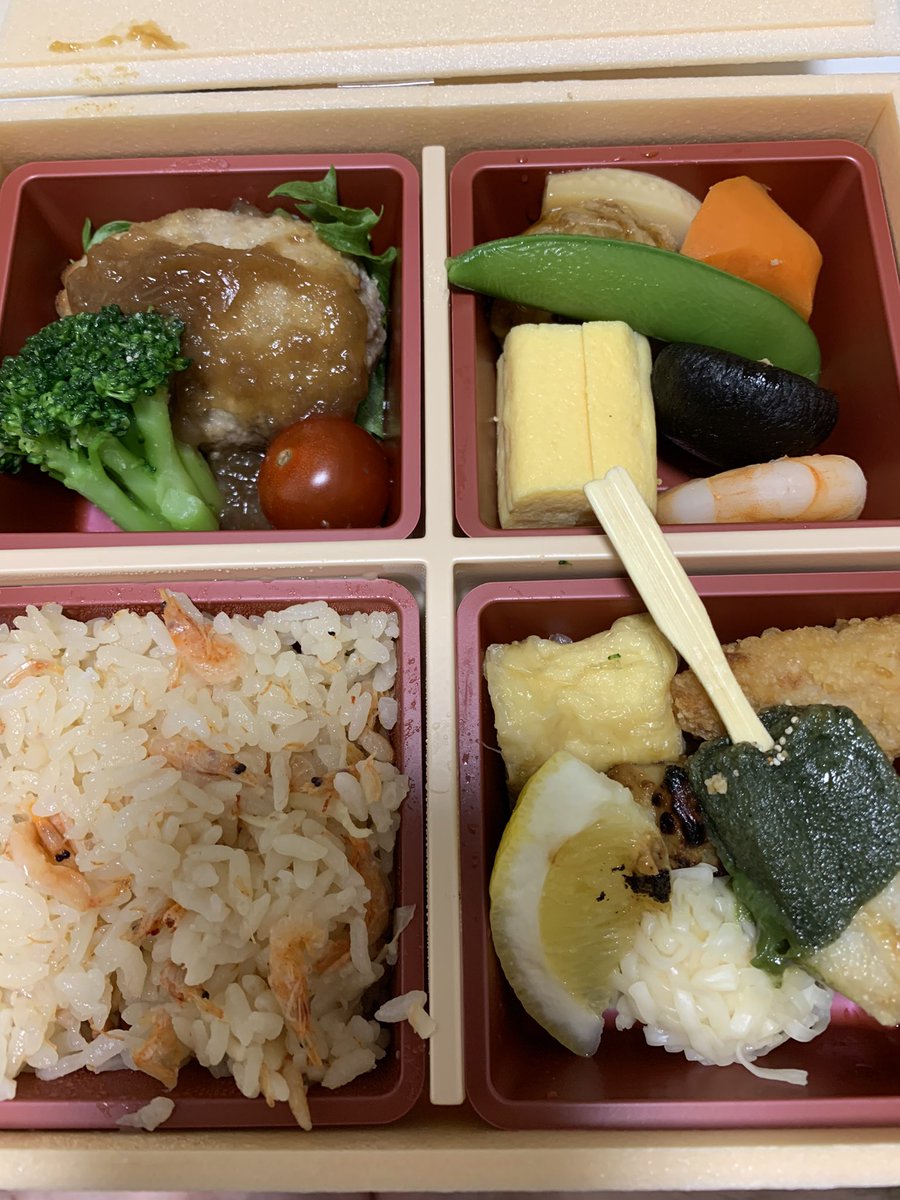 今日の晩御飯は弁当にしました🍱 桜海老の炊き込みご飯に惹かれました♪ いただきます🍺乾杯🍻