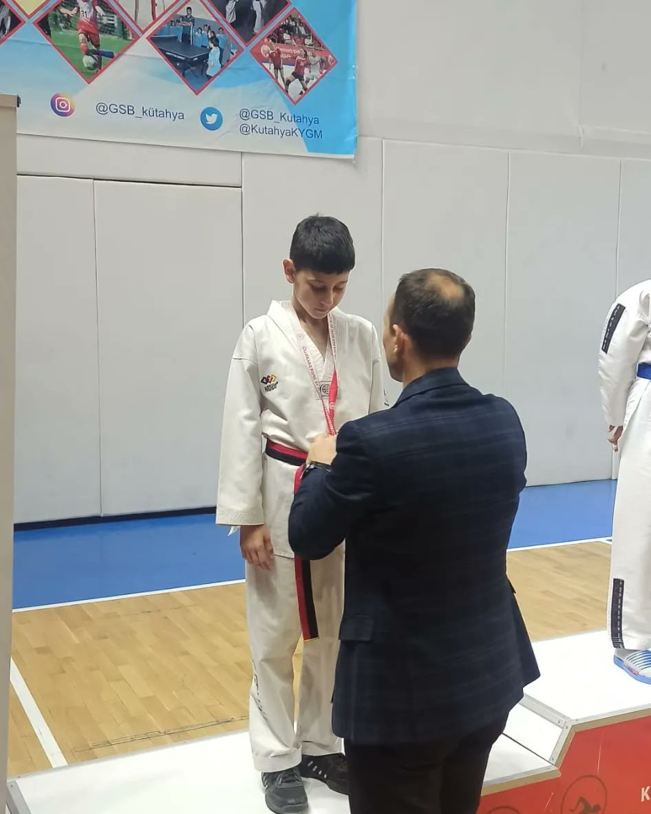emet_imam's tweet photo. Okul Sporları kapsamında düzenlenen Teakwondo il şampiyonasında Gazi Emet Ortaokulu 6/B sınıfı öğrencimiz Bekir KAYA il ikincisi olmuştur.  Öğrencimizi tebrik ediyor,  emeği geçen öğretmenimiz Yasin PEKER'e teşekkür ediyoruz.👏🏆#taekwondo #okulsporları https://t.co/JxBO3XReTb
