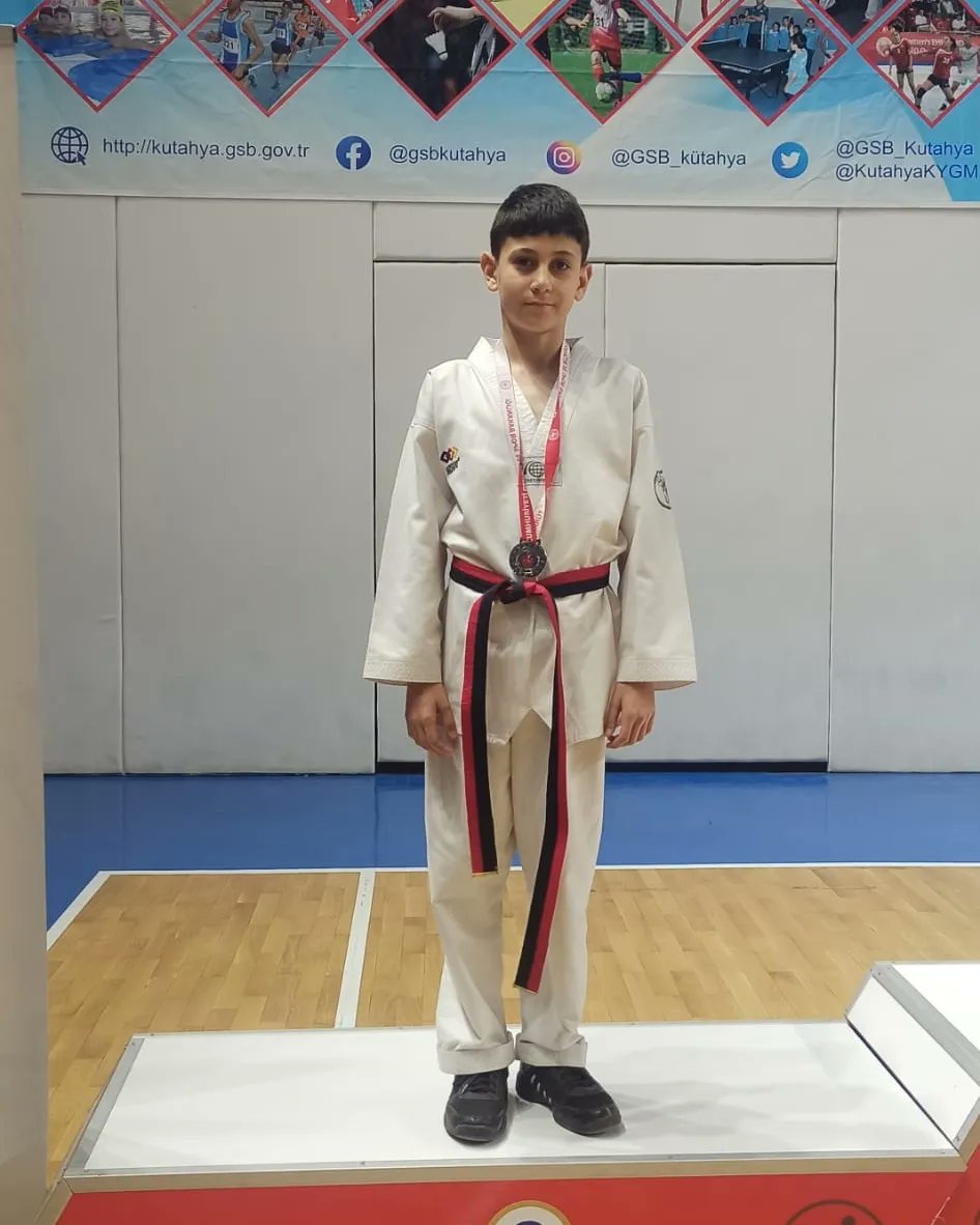 emet_imam's tweet photo. Okul Sporları kapsamında düzenlenen Teakwondo il şampiyonasında Gazi Emet Ortaokulu 6/B sınıfı öğrencimiz Bekir KAYA il ikincisi olmuştur.  Öğrencimizi tebrik ediyor,  emeği geçen öğretmenimiz Yasin PEKER'e teşekkür ediyoruz.👏🏆#taekwondo #okulsporları https://t.co/JxBO3XReTb