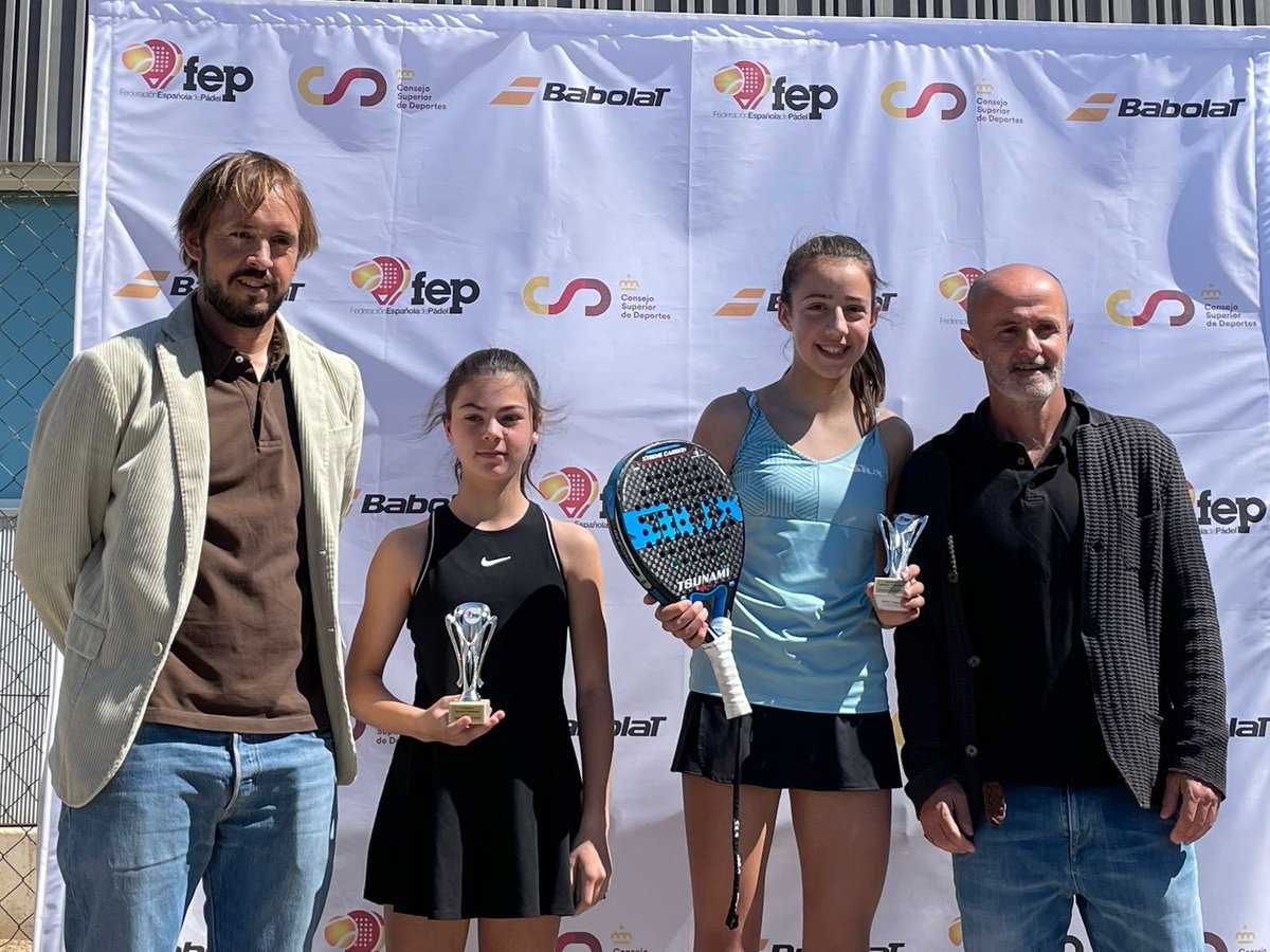FNPadel's tweet photo. ¡Menudo torneo! 🙌
🏆 #TyC2 Circuito Nacional Menores @babolatpadel - @padelfederacion 🏆
Navarra sella una participación de altísimo nivel en @padelbcn_elprat con tres títulos y un subcampeonato.
⚔️ 3 plazas aseguradas para el #TyCPremium2 (León).
🔗 https://t.co/auIbLcrvmD https://t.co/j8tkOtbAJE