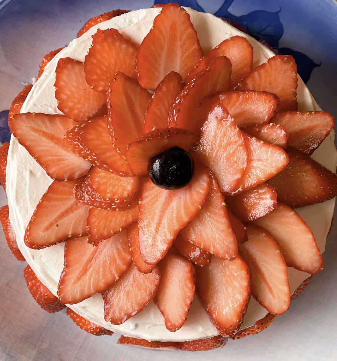 Gen_shironeko's tweet photo. 本気で誕生日ケーキ作ってみました！🎂いちごショートケーキです！🍓 https://t.co/lxMVRyxEft