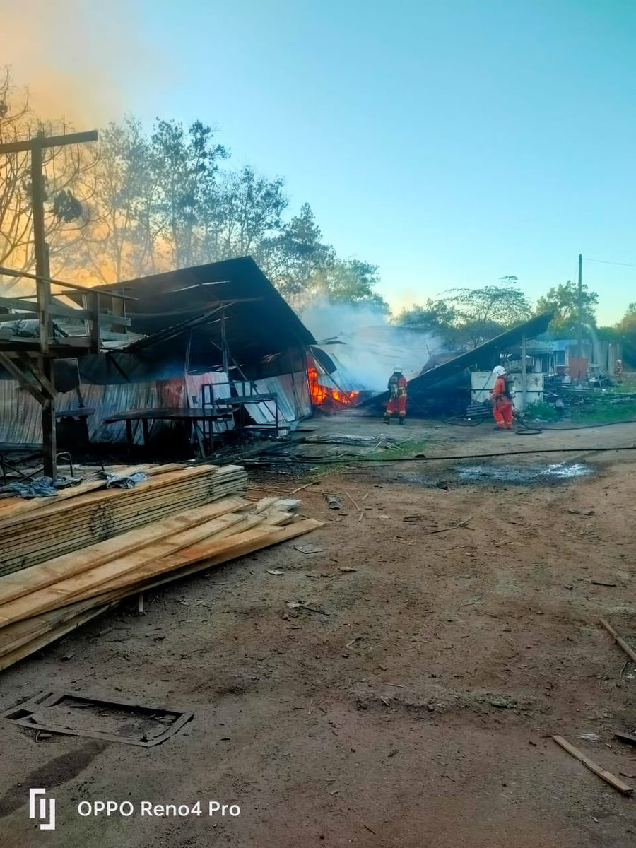 zumairaaa's tweet photo. Kedai perabot tempat cari rezeki habis terbakar 28/3, hilang mata pencarian buat suami.

- Isteri suri rumah
- Anak 8 orang (jaga 2 orang anak sepupu)

Gaji suami selama ni RM1200 pun tak tentu sbb based on tempahan. Bila sikit, dapat sikit. Bila lebih dapat lebih. Bantu I RT 🙏 https://t.co/h5GTyclqNU