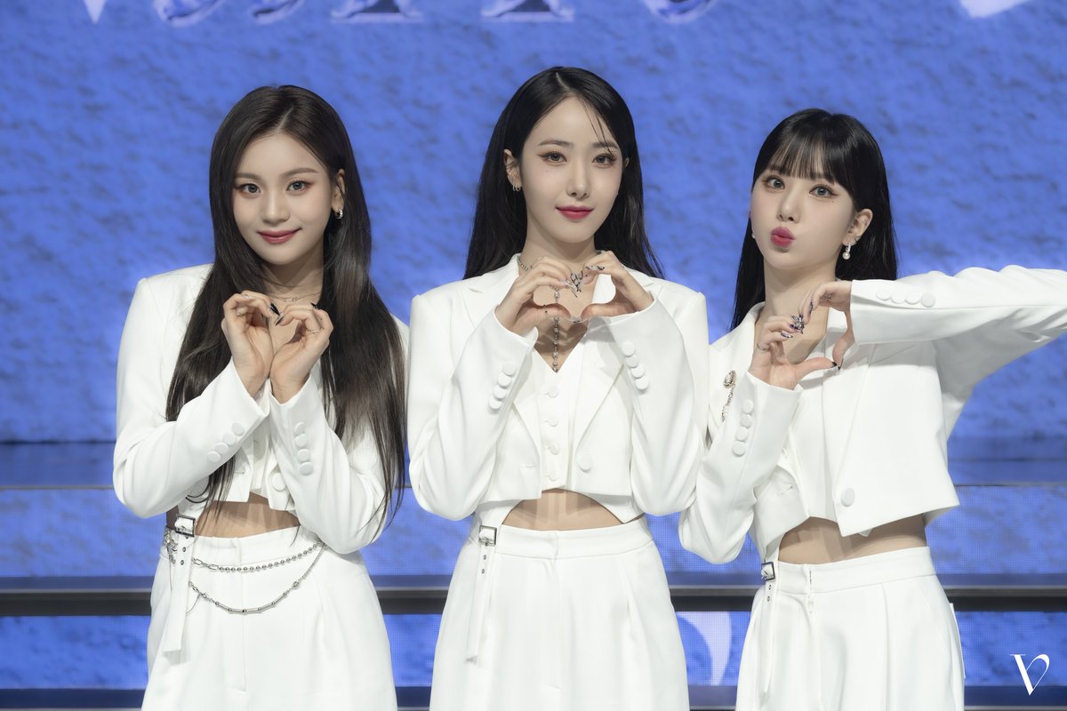 navupdate's tweet photo. [230404] - 📸 Viviz PULL UP promotion behind the scenes (1/4)

#비비지 #VIVIZ @VIVIZ_official https://t.co/XdQs9Z90JN