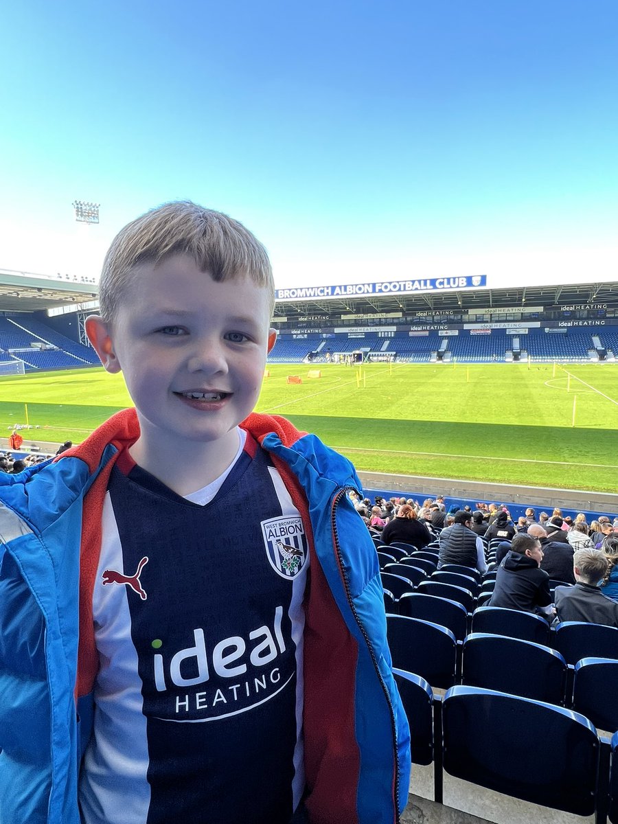 RevenueRich's tweet photo. Gorgeous day to watch the @WBA open training session with the sun shining at the hawthorns #AlbionFamily https://t.co/8RjxgTEg8c