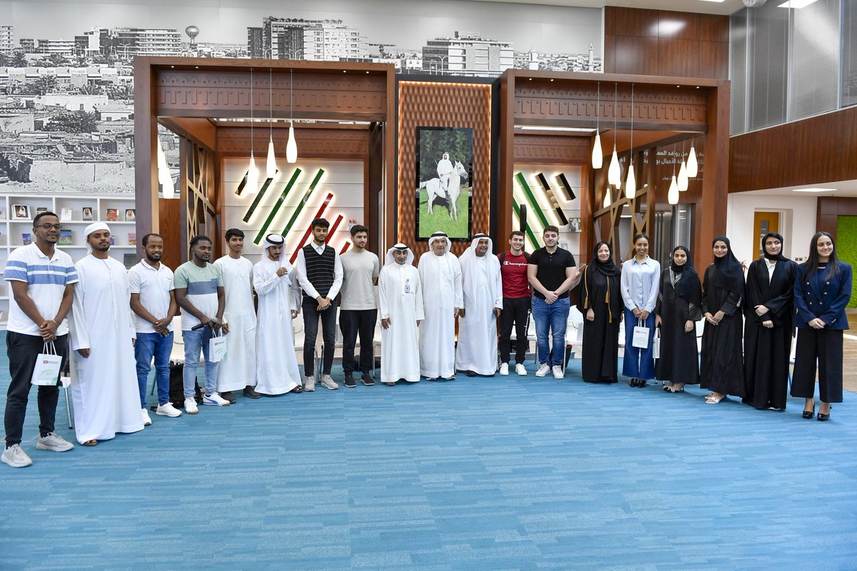 معالي زكي أنور نسيبة، الرئيس الأعلى للجامعة يلتقي بطلبة جامعة الإمارات الملتحقين ببرنامج الشيخ محمد بن زايد للمنح الدراسية

H.E Zaki Anwar Nusseibeh, Chancellor of the University, meets with UAEU students enrolled in the Sheikh Mohammed bin Zayed Scholars Program