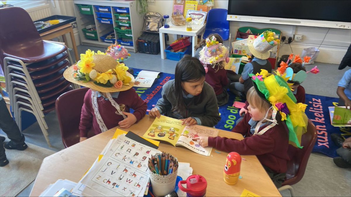 OakfieldPrep's tweet photo. Year 3 visiting Lower Foundation today to share a love of reading!
#year3 #oakfieldprep #lowerfoundation https://t.co/prQvZT6Kbm