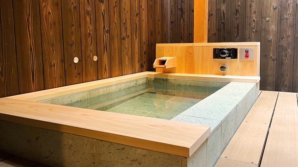 travelifecouple's tweet photo. あまり広まって欲しくない🫢
京都の客室露天風呂付き激レア宿を見つけてしまった…

京都駅徒歩10分で観光の拠点にぴったり！
去年の9月にリニューアルしたばかりの京町家だからとってもキレイ✨
一棟貸しだからプライベート感も満載💎

これで2人で泊まっても1人1万円強〜泊まれるのお得すぎる… https://t.co/ROXih7DQ7w