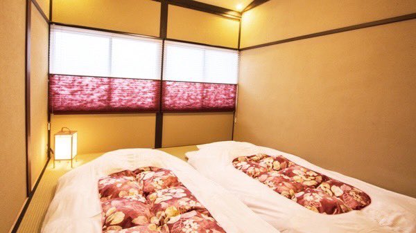 travelifecouple's tweet photo. あまり広まって欲しくない🫢
京都の客室露天風呂付き激レア宿を見つけてしまった…

京都駅徒歩10分で観光の拠点にぴったり！
去年の9月にリニューアルしたばかりの京町家だからとってもキレイ✨
一棟貸しだからプライベート感も満載💎

これで2人で泊まっても1人1万円強〜泊まれるのお得すぎる… https://t.co/ROXih7DQ7w