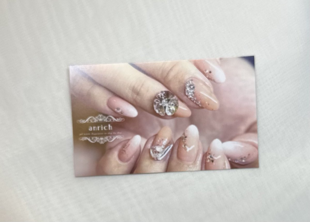 anrich_nail's tweet photo. 新しいショップカードが出来ました❤️
目を引くけど、ゴテゴテになり過ぎないように。華やかだけど、くどすぎないように。うちのBOSSは本当にモチがいいので、おっきなVカットも取れてません🥰
#anrich #ショップカード #ジェルネイル  #ネイリストと繋がりたい https://t.co/XOChUSb5q8