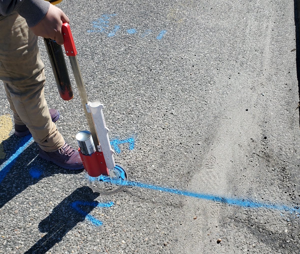 NewYork811's tweet photo. Who marks the lines? It is up to the individual facility operator/utility owner to mark the lines.  #NewYork811 does NOT perform the physical markout. For more information on each markout, you can check the #APR section of your locate request. #Contact811 #AprilSafeDiggingMonth https://t.co/Nk0CGbSomK