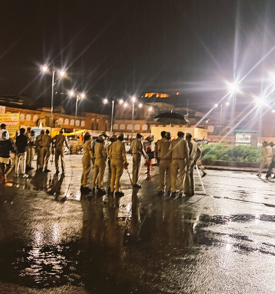जब दुनिया अपनों के साथ जश्न मनाती है,
उस समय भी पुलिस अपना फर्ज निभाती है।
#रामनवमी 🚩#बारिश 🌧️ #खाकी ☔
#राजस्थान_पुलिस 🚨<a href="/PoliceRajasthan/">Rajasthan Police</a> @Mahendramali137@1stIndiaNews