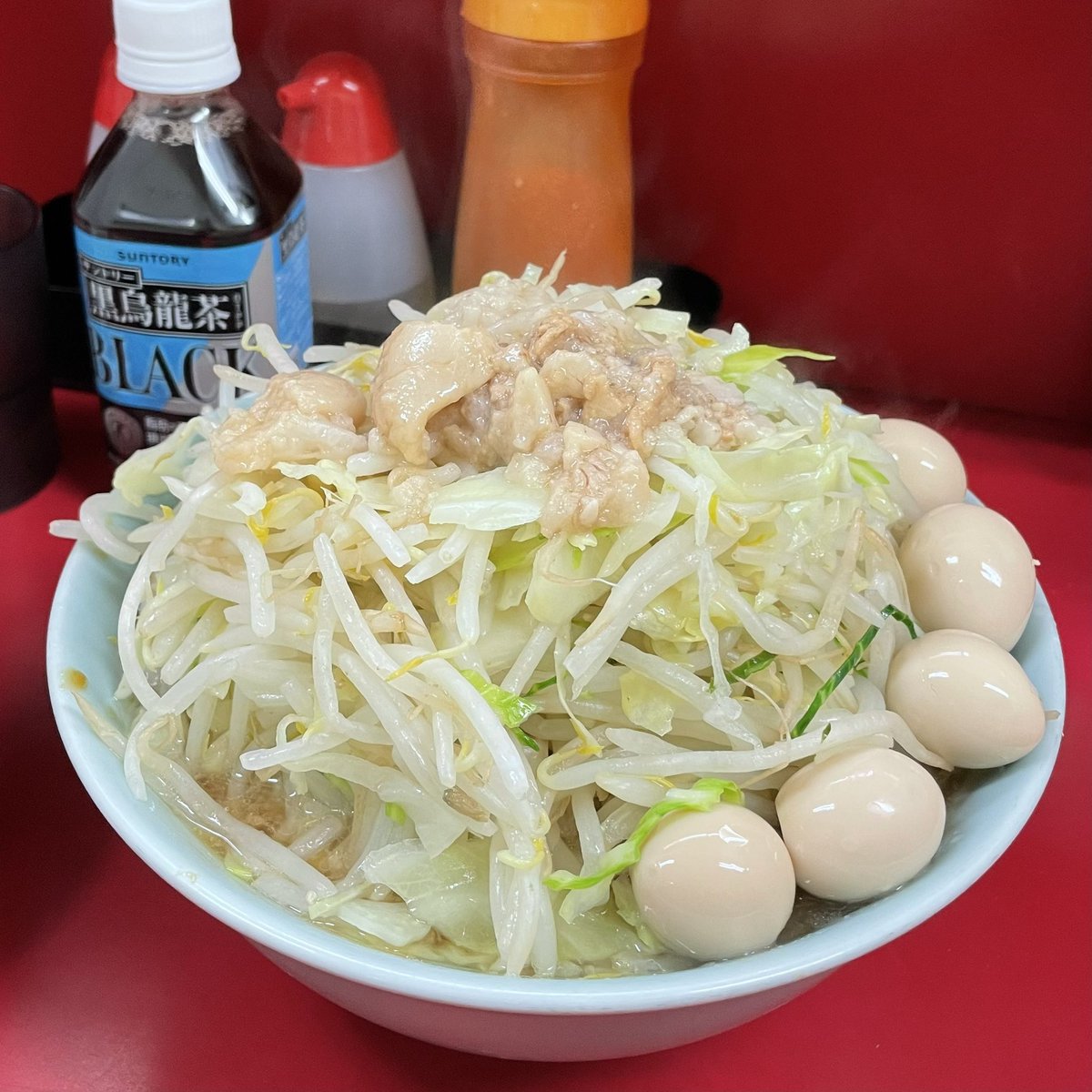 BarHeartful's tweet photo. 仕事帰りの寄り道🚗
今日はラーショではなく、久しぶりの二郎😁
ヤサイマシマシ、味付うずらトッピング‼️
麺と豚🐷がなかなか出てこない🤣
#ラーメン二郎
#ヤサイマシマシ
#ラーメン
#teamクズらーめん部 https://t.co/9P1MoHtlXe