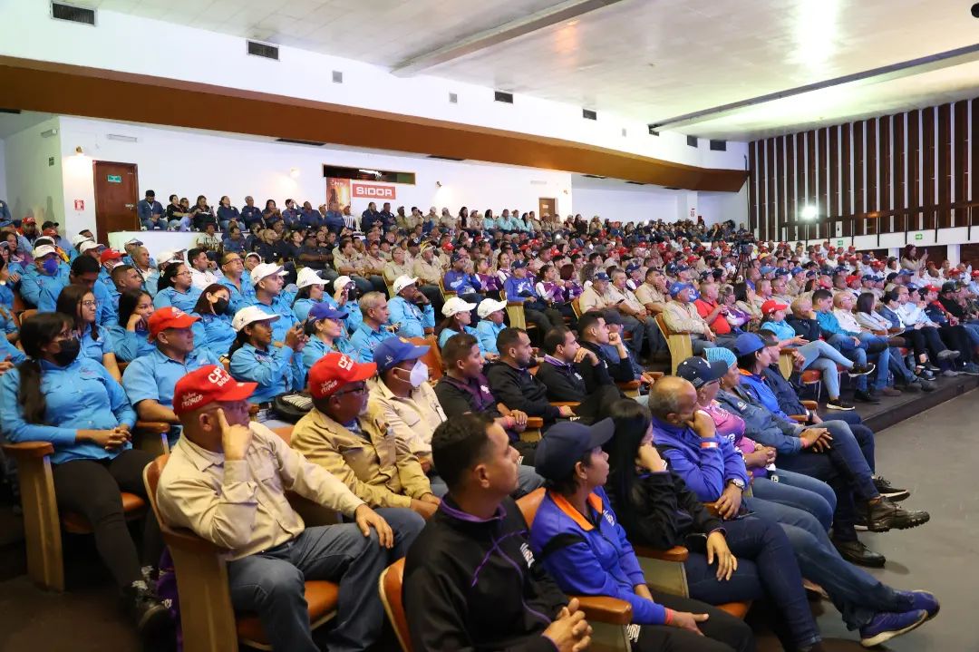 Alcasa_CVG's tweet photo. #EsNoticia Vicepresidenta @delcyrodriguezv, sostuvo un importante encuentro con los #CPTT de las empresas básicas de #Guayana, destacando la entrega y aplomo de la fuerza trabajadora a favor del desarrollo nacional y de la recuperación de la producción.  (1/2).
#SemanaMayorEnAmor https://t.co/oJqnF67Qmw