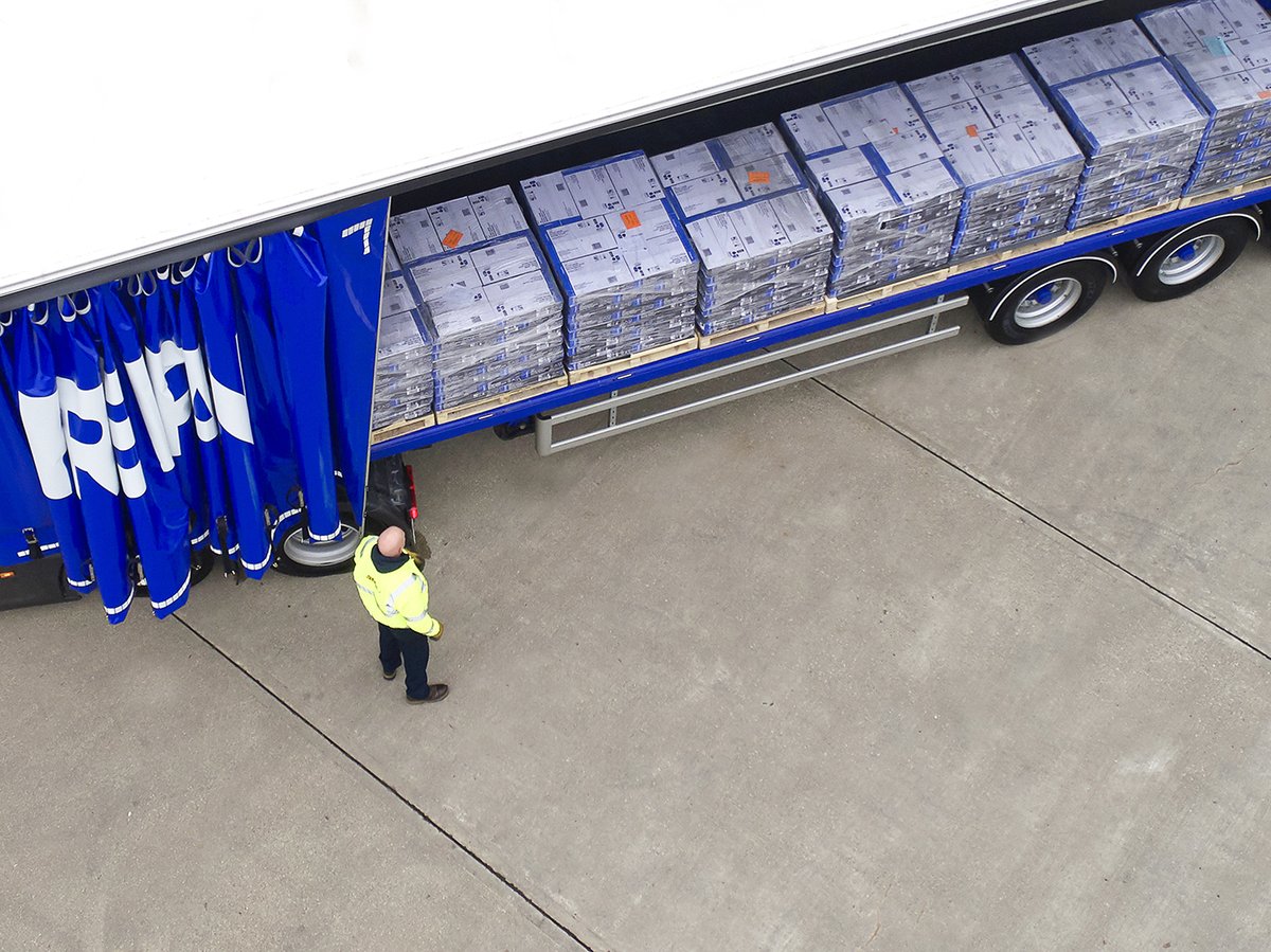 SDCtrailers's tweet photo. SDC’s EN-XL Freespan Curtainsider features our unique low friction alloy roof-rail and 5* easy-roll technology. Available as a straight or step-frame, this model can be customised to any length with numerous combinations of door, floor, storage, and aerodynamic aids.
#freespan https://t.co/l05sfMWPRF