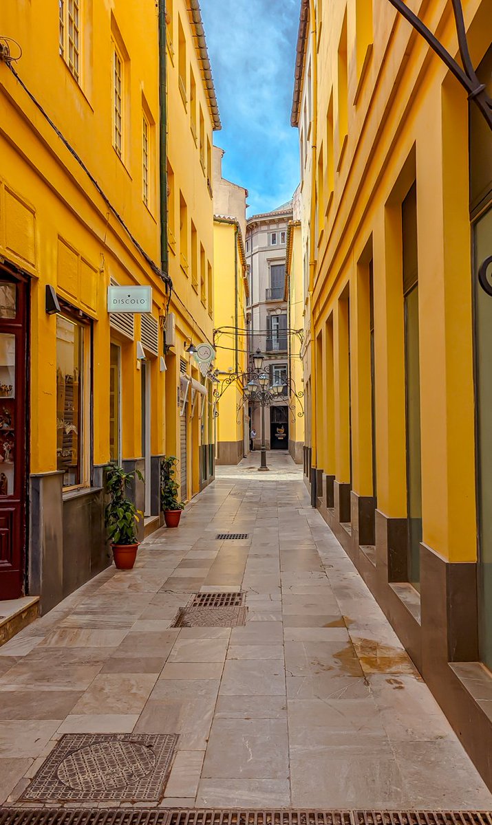 Monographicalx's tweet photo. The amazingly bright coloured streets and passages of #MALAGA are fantastic - no wonder Picasso was so inspired.

for this and lots more > https://t.co/ZEpBgabK2g 

#spain #monographical #picasso #photooftheday #architecture #cityscape #streetphotography https://t.co/Ifuvpu8D8g