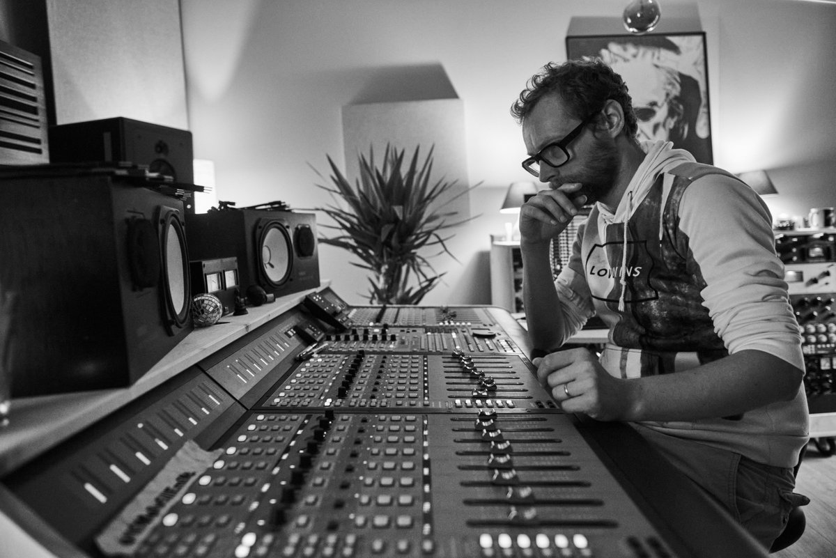 📻 Devinez qui on est allé rencontrer dans son studio pour la prochaine émission ? 🤔 Un indice : une bonne partie des disques parus en Mayenne ces dix dernières années ont été enregistré et/ou mixés par ses soins. 👍🎙 
Un portrait à découvrir ce soir à 21h sur L'Autre Radio !