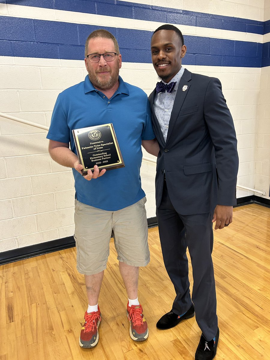 OakPointeElem's tweet image. We are so thankful for our OPES volunteers and our business partners.  Congratulations!! 

🌟 Elementary Volunteer of the Year -
Marilyn Smith 

🌟 Outstanding Elementary Business Partner - Scott Boynton (Palmetto Trim Specialists) 

#bestschoolever
#ourd5story
#LexRich5School