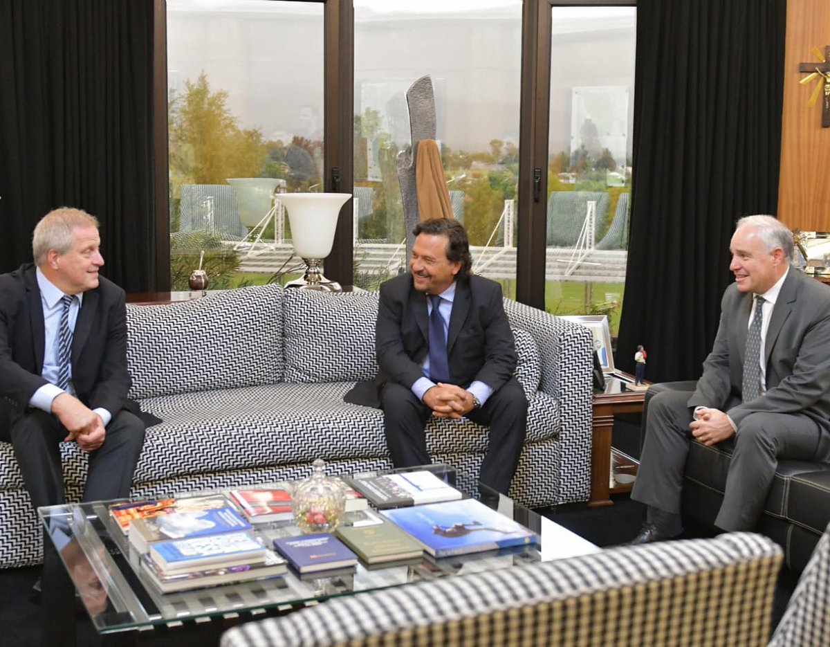 En Casa de Gobierno, nos reunimos con el ministro de <a href="/EducacionAR/">Ministerio de Educación de la Nación Argentina</a>, <a href="/jaimeperczyk/">Jaime Perczyk</a>, con quien evaluamos el desarrollo de distintas políticas educativas en la provincia 👩🏻‍🏫👨🏻‍🏫 (+)