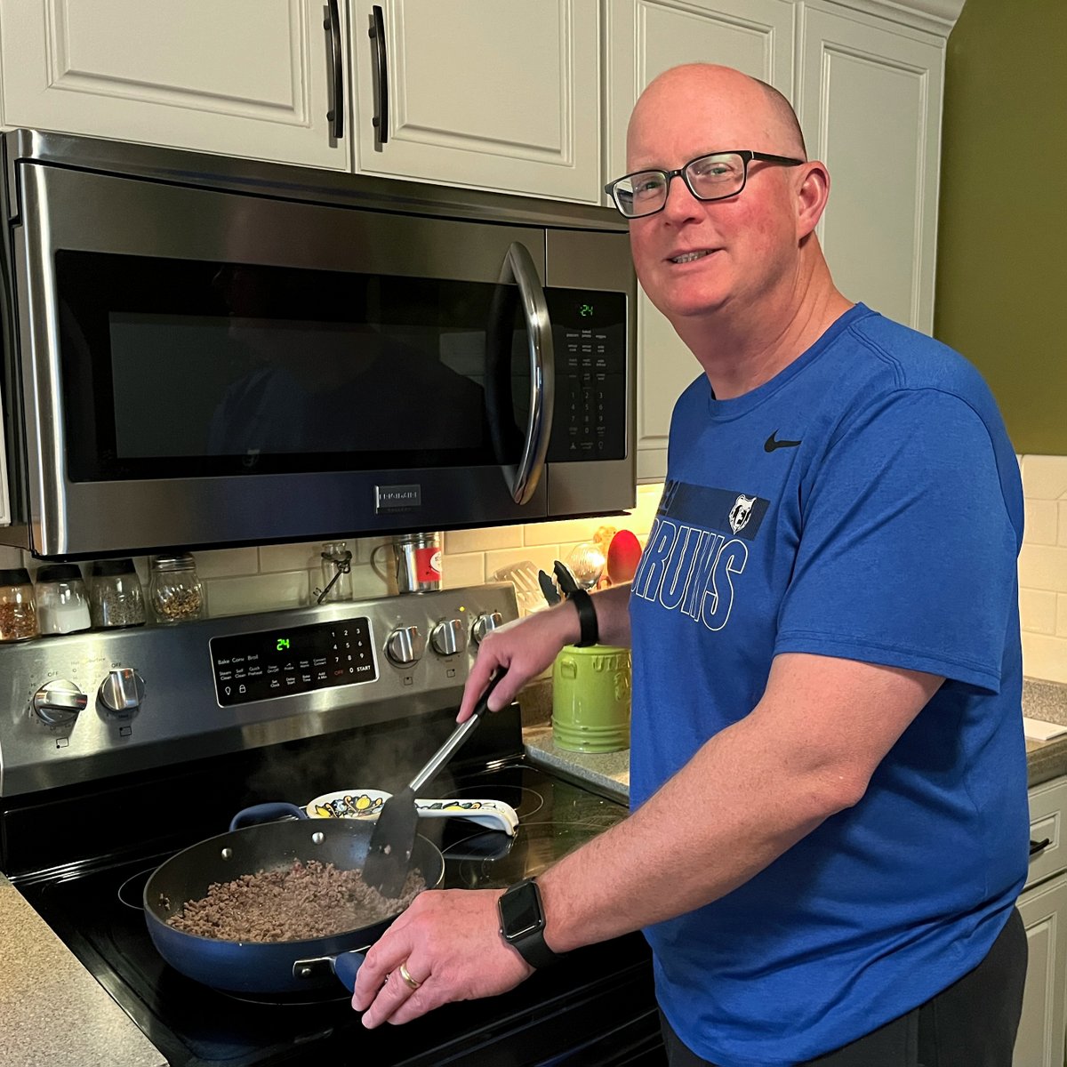 revelmarketing's tweet photo. Chefs Jason and Tracey prepared some incredible tacos for yesterday's team lunch. ๐ฎ
What a perfect way to celebrate the end of our #TacoMadness challenge this month and to hang out together as a team.
#revelmarketing #teamlunch #revelteam #teamtailgate #tacos https://t.co/WQKzJWuiT0