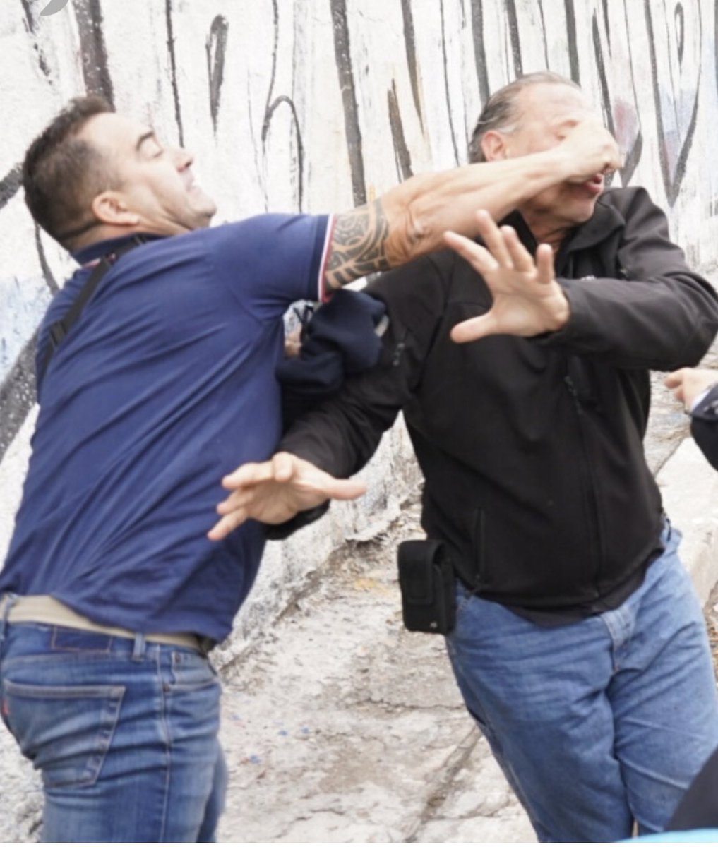 caidodelcatre2's tweet image. Ojalá aparezca el que le pegó a Berni y cuente quien lo envió; ojalá aparezca con vida porque si aparece suicidado, le van a cargar el fiambre a Cristina Kirchner...
Con Nisman les salió redondo...
Muy buenos días a todos y todas ✌
#CaballeroDeDia 
#ElDestapeSinFin