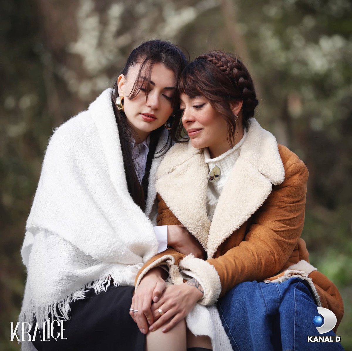 kralicedizitv's tweet photo. Kardeşlik hayattaki en büyük şanslardan biridir. 🤍 #Kraliçe yeni bölümüyle yarın 20.00’de Kanal D’de. 👑 @KanalD https://t.co/qLYOX3diD0