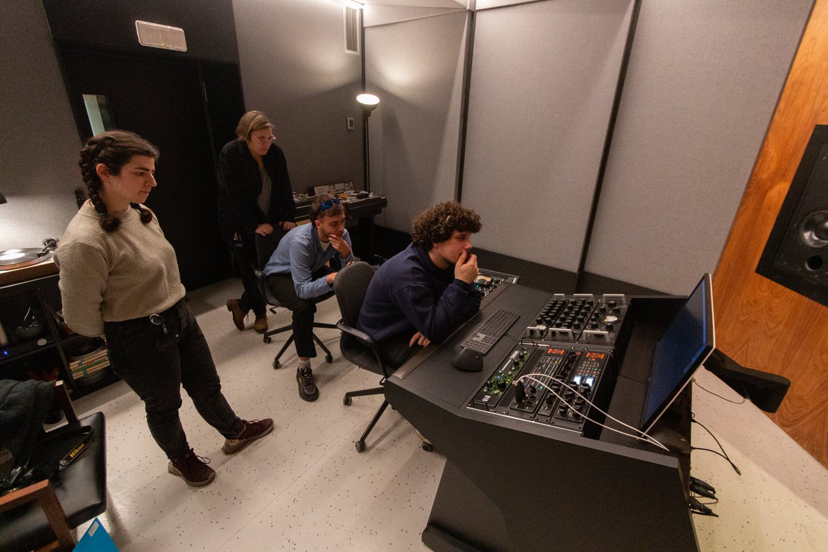 Have you listened to Sunflowers’ new album? It was recorded and mastered at our studios, and they came over to listen to the vinyl test pressing with the engineer responsible for the mastering - Clara Araújo.
#sunflowersband #ArdaRecorders #arda