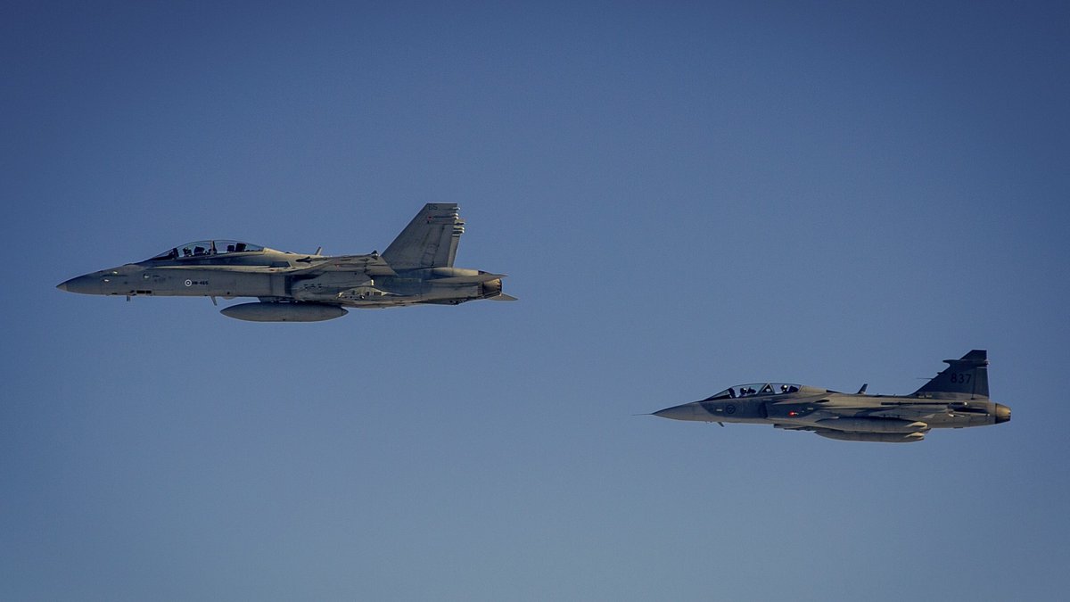 lentopostifi's tweet photo. Gripenit ja Hornetit ilmatankkaavat Pohjanlahden yllä - USAF:n KC-135 Stratotanker saapui Saksasta https://t.co/xgM9DJYZZE #Ilmavoimat #Hornet #SweAF #Gripen #USAF #Stratotanker #turpo #StrongerTogether Kuva: @FinnishAirForce https://t.co/g2H9M5xtXb